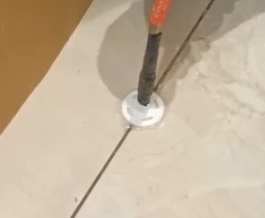 安乡瓷砖空鼓维修公司专业解答瓷砖在铺贴过程中，如果没有涂抹均匀到位的粘结材料（如水泥砂浆或瓷砖胶），可能会导致以下问题